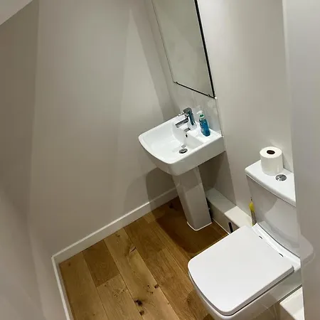 Luxurious 2 Bedroom Penthouse Apartment *